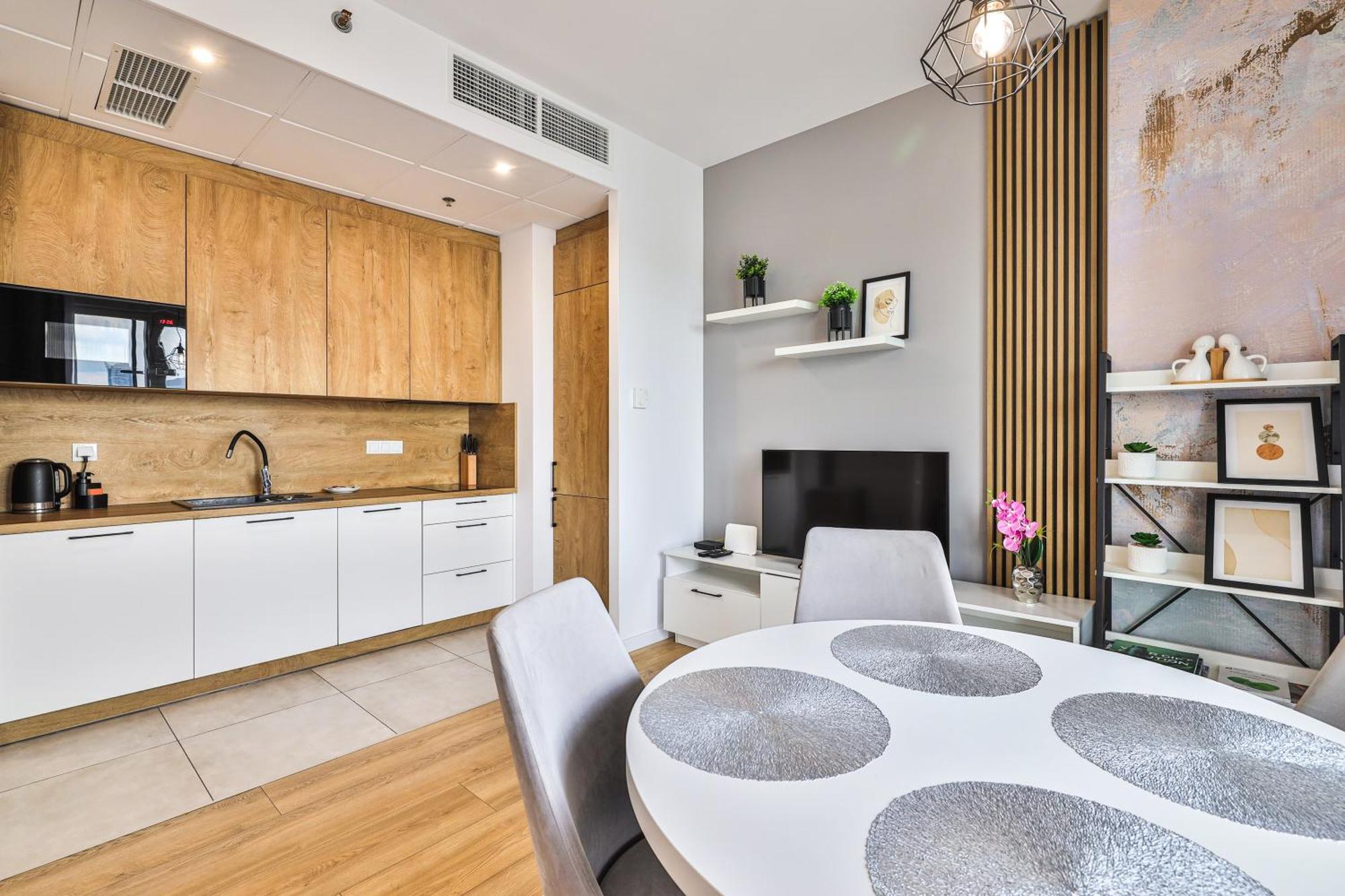 Wola Tower Deluxe Separate Bedroom With Free Garage - By Perfect Apartment