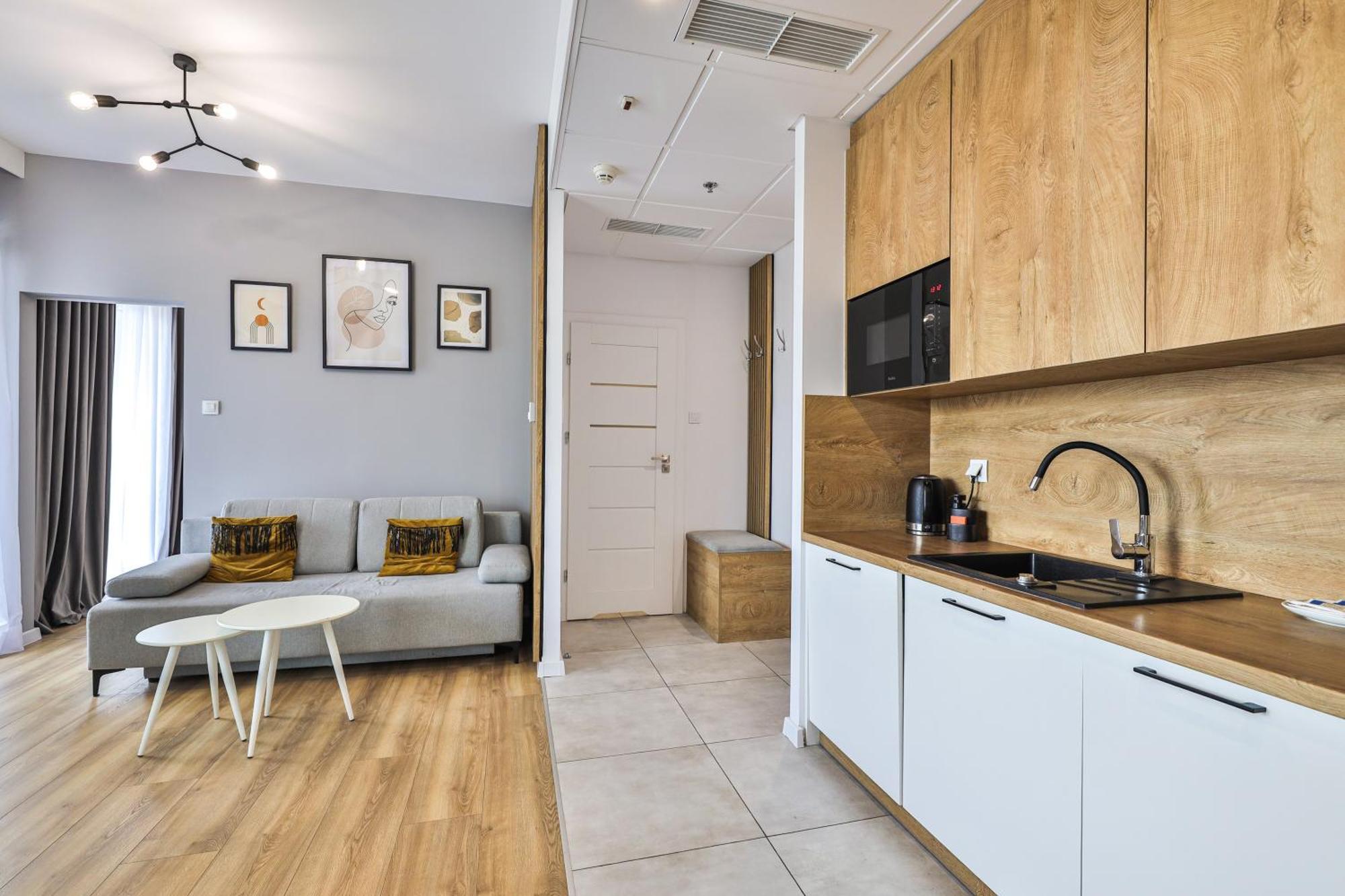 Apartment Wola Tower Deluxe Separate Bedroom With Free Garage - By Perfect